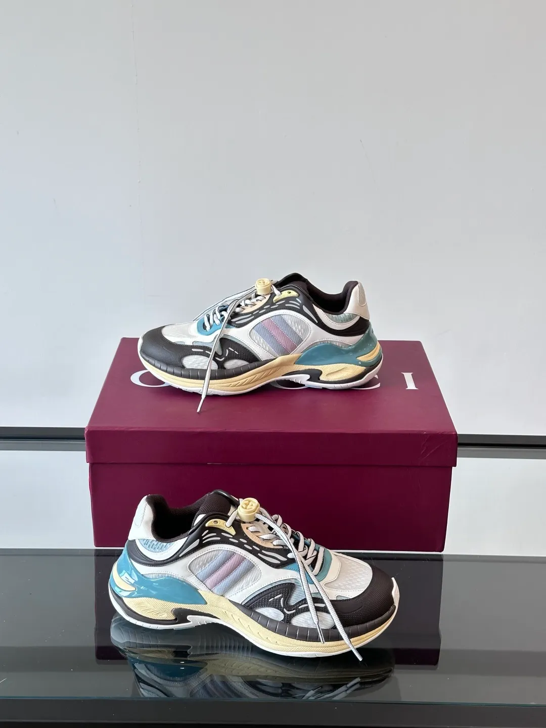 [G Home] Top P: 1020💰 Men’s size will be released first Size: 39-45 (45 customized) Gucci Gucci, couple model, women’s model will be released later, new 2.0 futuristic sports shoes‼ ️A pair of subversive sneakers is here. Gucci 2.0, a full series of 4 colors with key investment, smart silhouette: slightly curved forefoot design, you can clearly feel the propulsion when commuting and trotting, and it can enhance the sense of line extension when paired with wide-leg pants or cycling pants. EVA thick soles not only have a comfortable height-increasing effect, but also reduce weight (it actually lasts 3 hours of shopping without tiring your feet!) Highlight moments for lazy people: 2. Just choose it for airport wear! You can take them off in seconds after passing the security check (you can put them on as soon as you lift the heel strap), because the shoes come with a sliding buckle, so no need! ! Tie your shoes. Really achieve the sense of relaxation that goes with you.